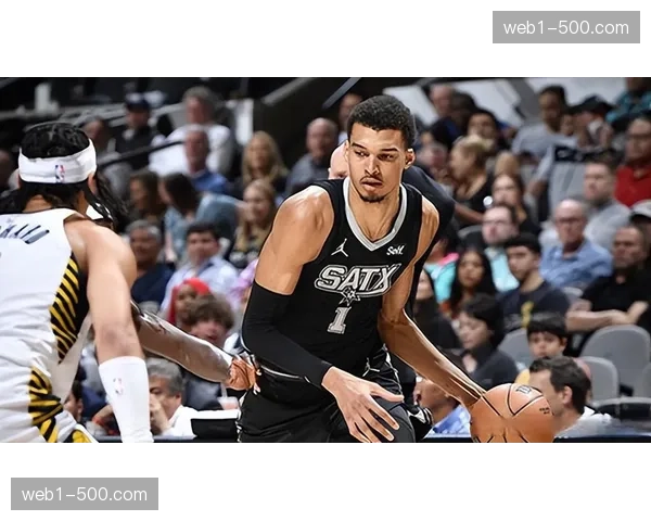 马刺文班亚马二十分八篮板六助攻 全能表现锁定最佳防守球员 马刺文班亚马二十分八篮板六助攻 全能表现锁定最佳防守球员